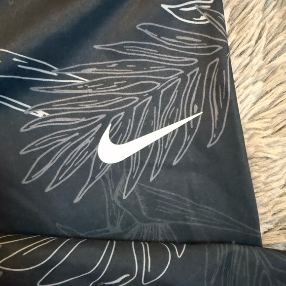 NIKE Women's Dri-FIT Leggings Size Small Like New - Picture 4 of 7